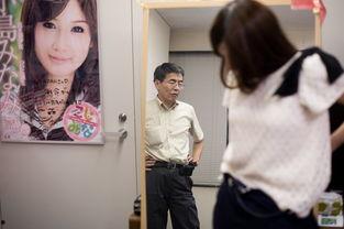 裸身走楼梯av,楼梯间的激情冒险